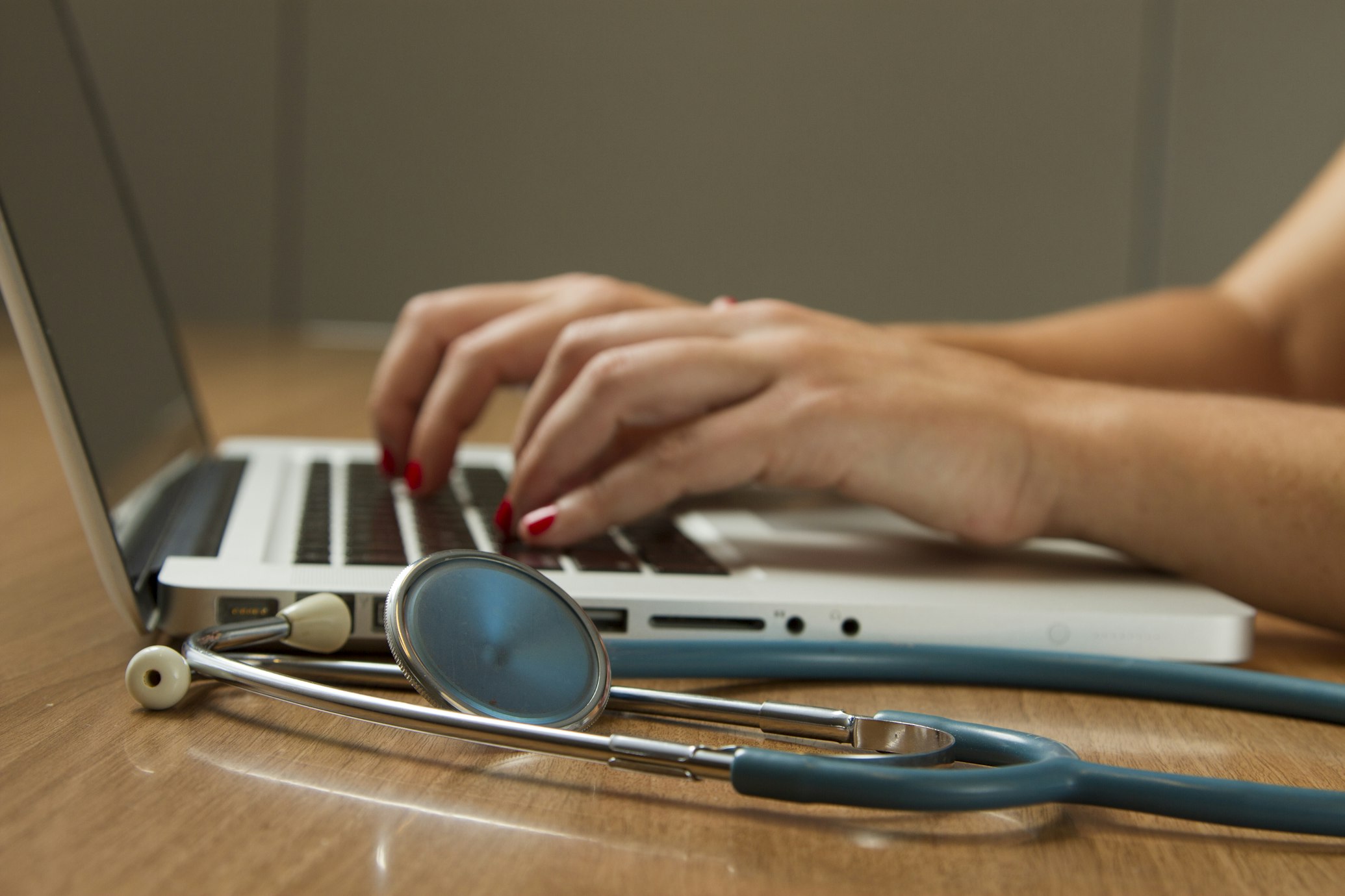 Dashboard de resultados de marketing médico com crescimento após tráfego pago